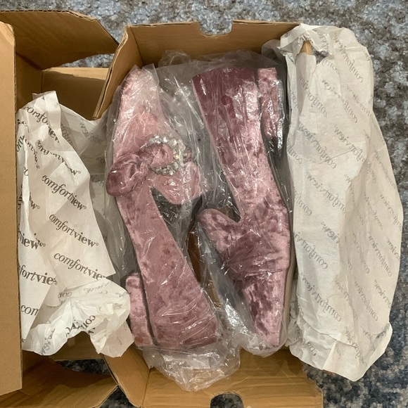 NWT Corrina Velvet Flats/Loafers size 10 - Picture 17 of 17